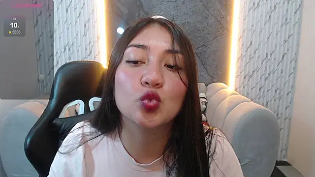 Snapshot of Ivony18_b chatting on 11/29/25, 08:01 Ivony18 b online show from 11/29/25, 08:01