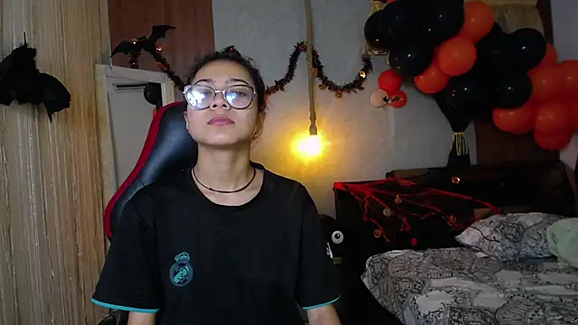 Snapshot of honeymoon_12 chatting on 10/29/25, 03:42 honeymoon 12 online show from 10/29/25, 03:42