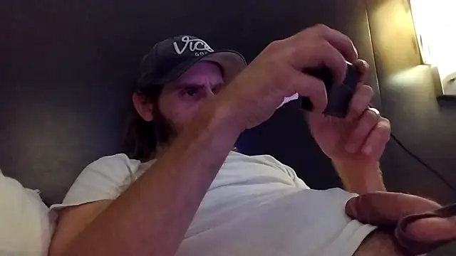 Snapshot of Brabbit3211 chatting on 09/21/25, 02:35 Brabbit3211 online show from 09/21/25, 02:35