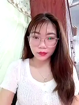 Snapshot of MyMy08 chatting on 12/15/25, 12:04 MyMy08 online show from 12/15/25, 12:04