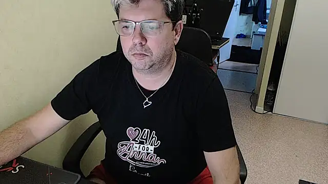 blueandwhite1 online show from 12/19/24, 04:02