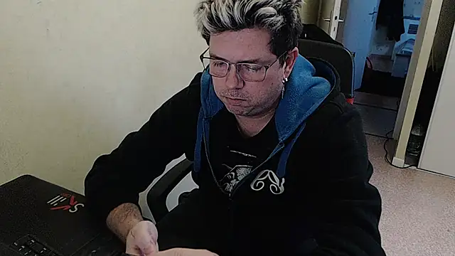 blueandwhite1 online show from 12/31/24, 04:35