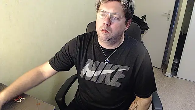 blueandwhite1 online show from 01/10/25, 03:37