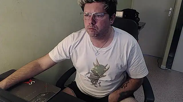 blueandwhite1 online show from 01/17/25, 03:32