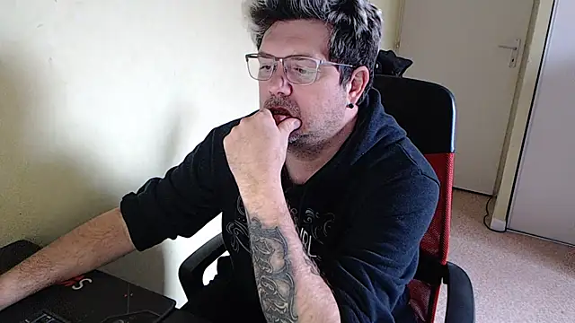 blueandwhite1 online show from 01/26/25, 01:36