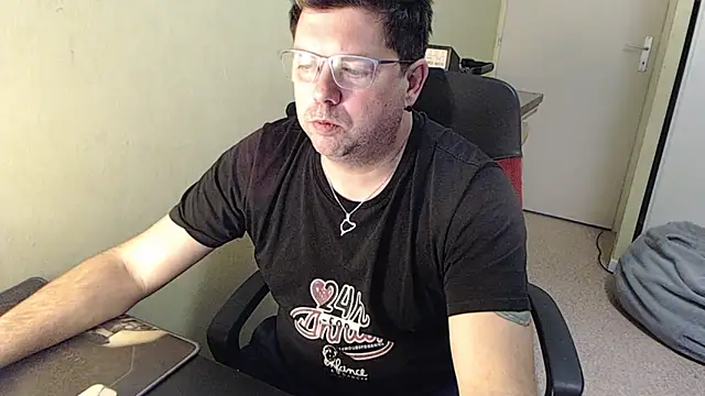 blueandwhite1 online show from 02/10/25, 05:19