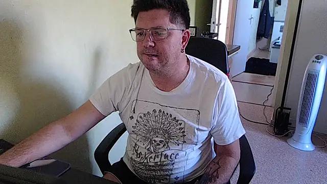 blueandwhite1 online show from 09/18/25, 02:19