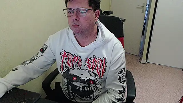 blueandwhite1 online show from 11/18/25, 03:49