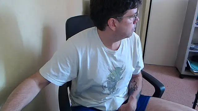 Snapshot of blueandwhite1 chatting on 06/17/26, 07:00 blueandwhite1 online show from 06/17/26, 07:00