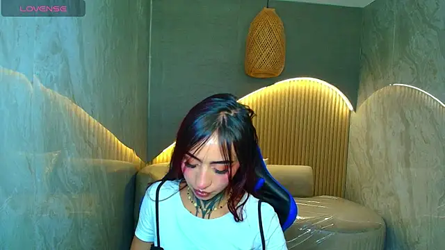 Snapshot of roux_r chatting on 02/20/26, 07:58 roux r online show from 02/20/26, 07:58