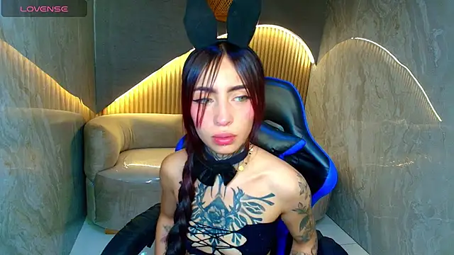 Snapshot of roux_r chatting on 02/21/26, 08:21 roux r online show from 02/21/26, 08:21