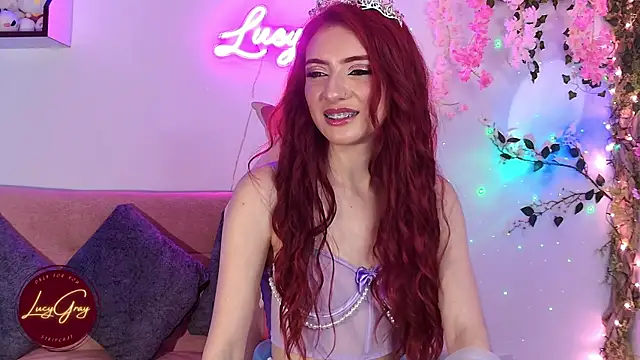 Snapshot of LucyGray chatting on 09/23/25, 03:42 LucyGray online show from 09/23/25, 03:42