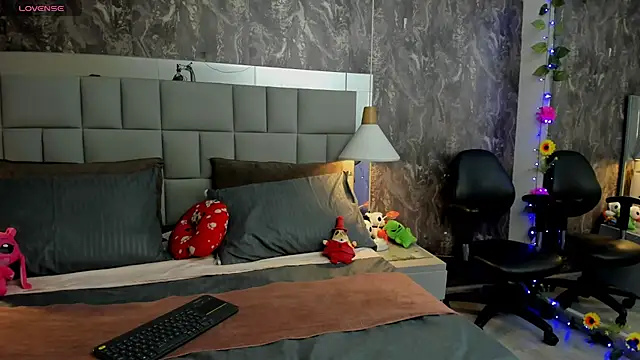 yiyisandoval online show from 04/23/26, 04:57