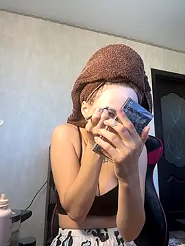 PrettyMegan online show from 09/15/25, 12:16