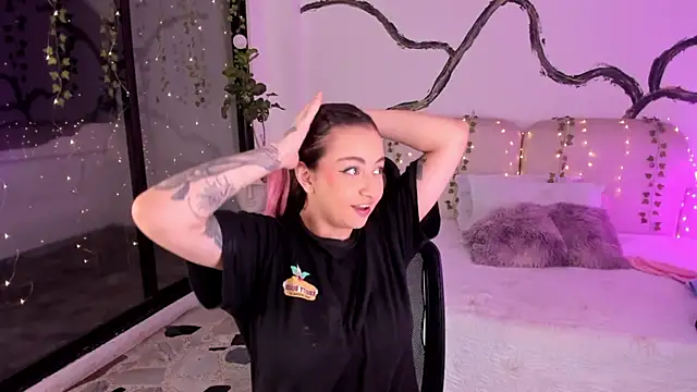 SarahCastro1  online show from 11/13/25, 04:44