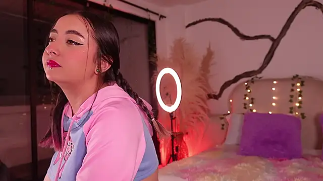 SarahCastro1  online show from 12/17/25, 05:13