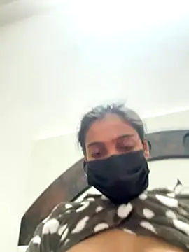 Snapshot of HeerStd chatting on 12/20/25, 01:07 HeerStd online show from 12/20/25, 01:07