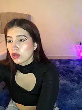 Snapshot of BrunnetAri_ chatting on 10/10/25, 03:22 BrunnetAri online show from 10/10/25, 03:22