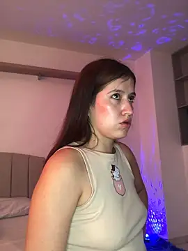 Snapshot of BrunnetAri_ chatting on 10/11/25, 02:37 BrunnetAri online show from 10/11/25, 02:37