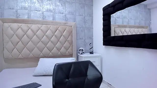 Snapshot of RoxanneStorm_ chatting on 11/11/25, 12:49 RoxanneStorm online show from 11/11/25, 12:49