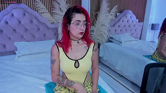 Snapshot of RoxanneStorm_ chatting on 12/18/25, 12:22 RoxanneStorm online show from 12/18/25, 12:22