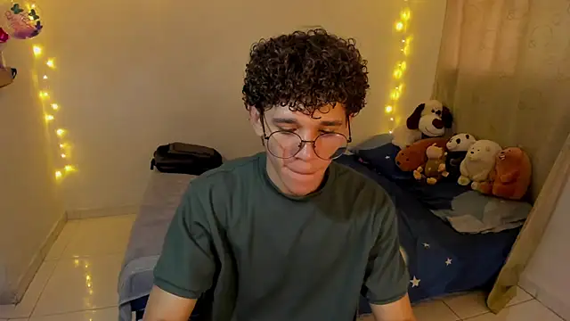 Snapshot of Tom_Blues chatting on 12/18/25, 04:24 Tom Blues online show from 12/18/25, 04:24