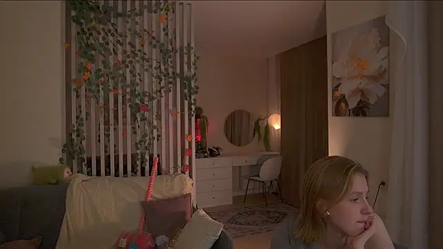 Snapshot of sofiapurex chatting on 12/17/25, 08:48 sofiapurex online show from 12/17/25, 08:48