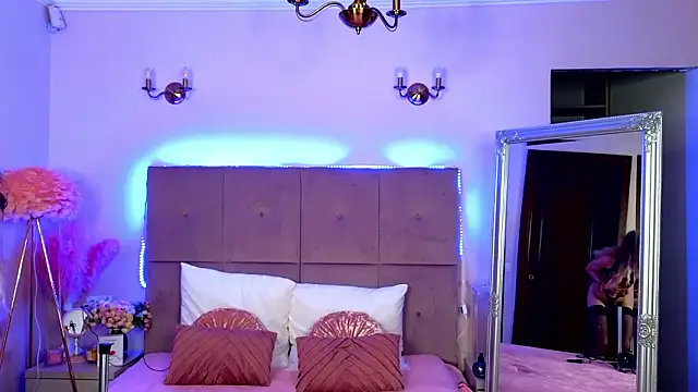 Nicole Bond online show from 02/02/26, 04:11