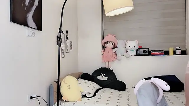 Snapshot of MaiLiiil chatting on 12/17/25, 02:45 MaiLiiil online show from 12/17/25, 02:45