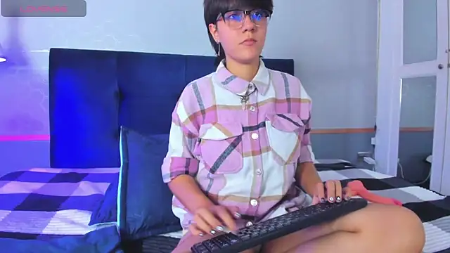 Snapshot of Tsuki_Maru chatting on 10/06/25, 08:17 Tsuki Maru online show from 10/06/25, 08:17