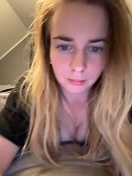 ellieen online show from 10/30/25, 10:32