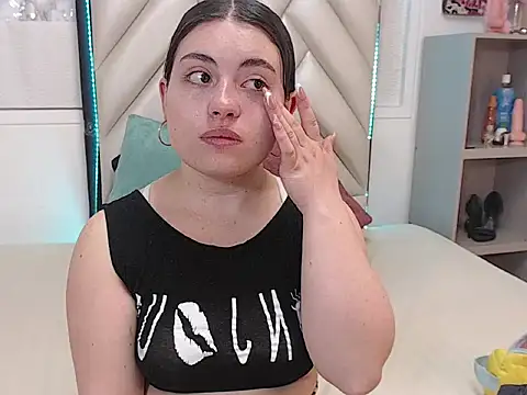 Snapshot of Vicluxxx chatting on 10/26/25, 12:55 Vicluxxx online show from 10/26/25, 12:55