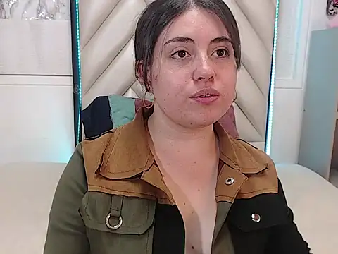 Snapshot of Vicluxxx chatting on 10/27/25, 12:42 Vicluxxx online show from 10/27/25, 12:42