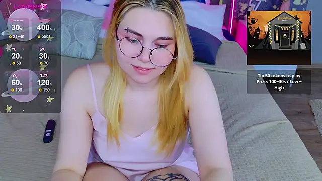 Snapshot of Evie_Vall chatting on 10/20/25, 03:23 Evie Vall online show from 10/20/25, 03:23