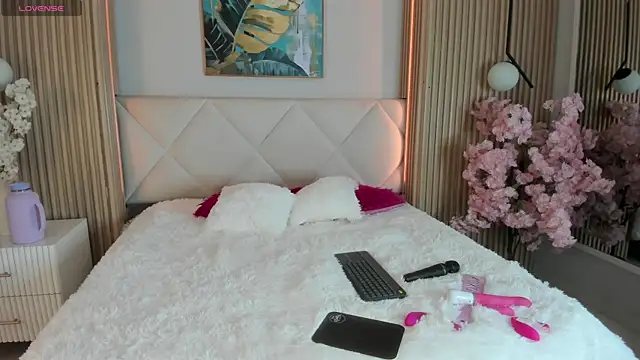 Mila Hank  online show from 02/04/26, 12:55