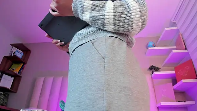 Annie  2 online show from 12/18/25, 03:01