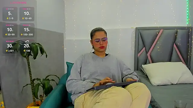 Snapshot of Sofia_villareal chatting on 01/13/26, 12:43 Sofia villareal online show from 01/13/26, 12:43