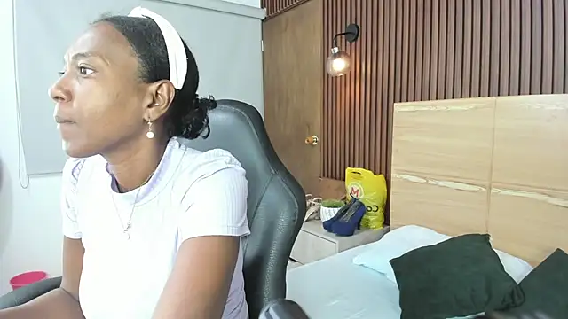 Snapshot of coral15_ chatting on 10/22/25, 02:12 coral15 online show from 10/22/25, 02:12