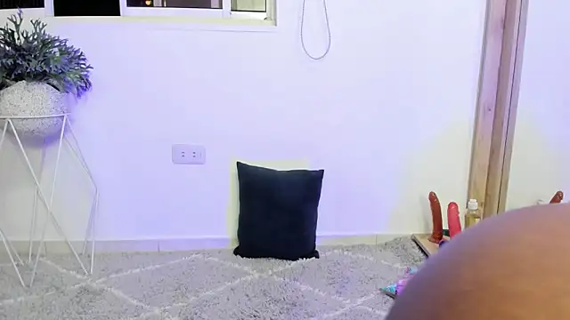 Snapshot of coral15_ chatting on 10/26/25, 02:17 coral15 online show from 10/26/25, 02:17