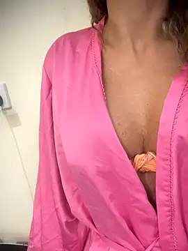 Snapshot of dubaichocc chatting on 09/28/25, 09:53 dubaichocc online show from 09/28/25, 09:53