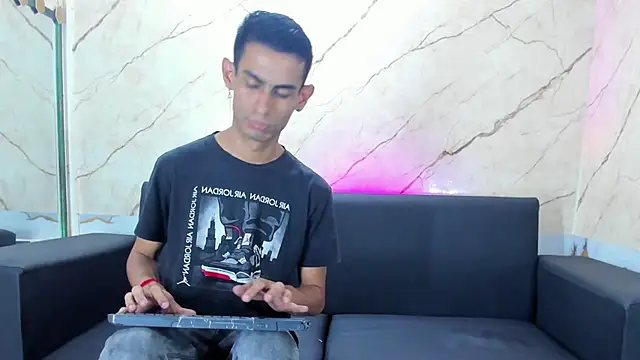 Snapshot of Golldens_Dreamss chatting on 09/18/25, 04:03 Golldens Dreamss online show from 09/18/25, 04:03