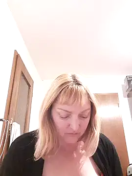 Snapshot of LiluLiluLilu chatting on 09/27/25, 09:20 LiluLiluLilu online show from 09/27/25, 09:20