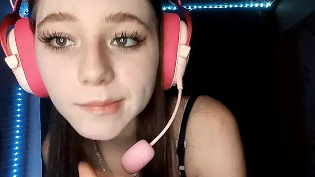 Snapshot of Sophiecuttie chatting on 10/11/25, 05:00 Sophiecuttie online show from 10/11/25, 05:00