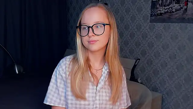 Snapshot of SoonMoor chatting on 10/11/25, 06:39 SoonMoor online show from 10/11/25, 06:39