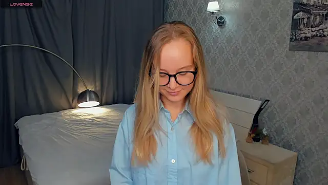 Snapshot of SoonMoor chatting on 10/15/25, 05:24 SoonMoor online show from 10/15/25, 05:24