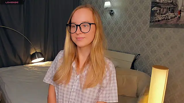 Snapshot of SoonMoor chatting on 10/17/25, 05:26 SoonMoor online show from 10/17/25, 05:26