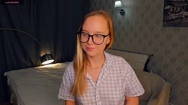 Snapshot of SoonMoor chatting on 10/18/25, 05:25 SoonMoor online show from 10/18/25, 05:25