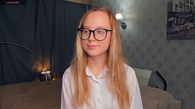 Snapshot of SoonMoor chatting on 10/27/25, 07:07 SoonMoor online show from 10/27/25, 07:07