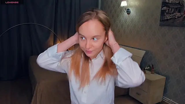 Snapshot of SoonMoor chatting on 11/08/25, 06:07 SoonMoor online show from 11/08/25, 06:07