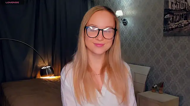 Snapshot of SoonMoor chatting on 11/15/25, 06:59 SoonMoor online show from 11/15/25, 06:59